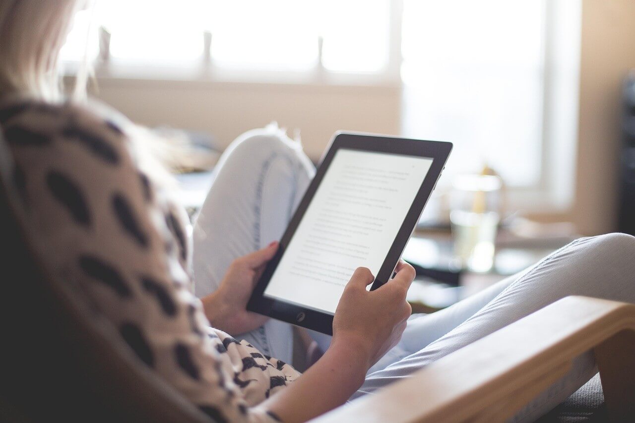 E-Book, testlesen, testleser, Frau liest